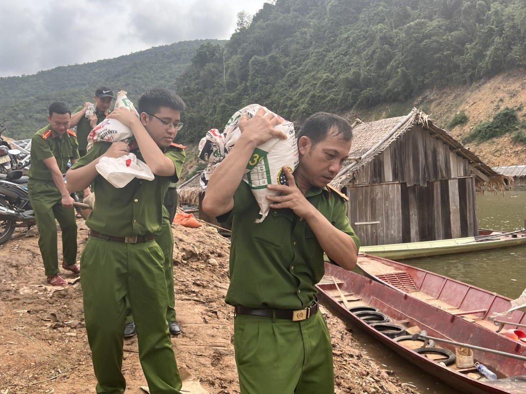 Tại huyện miền núi Tương Dương, lực lượng công an phải dùng thuyền để vận chuyển cát xây dựng.