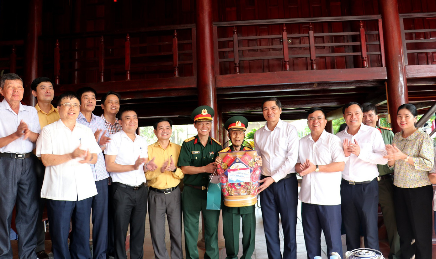 Phó Bí thư Tỉnh ủy Nghệ An Hoàng Nghĩa Hiếu cùng đoàn công tác tặng quà ông Bùi Đình Hòe. Phó Bí thư Tỉnh ủy Nghệ An Hoàng Nghĩa Hiếu cùng đoàn công tác tặng quà ông Bùi Đình Hòe.