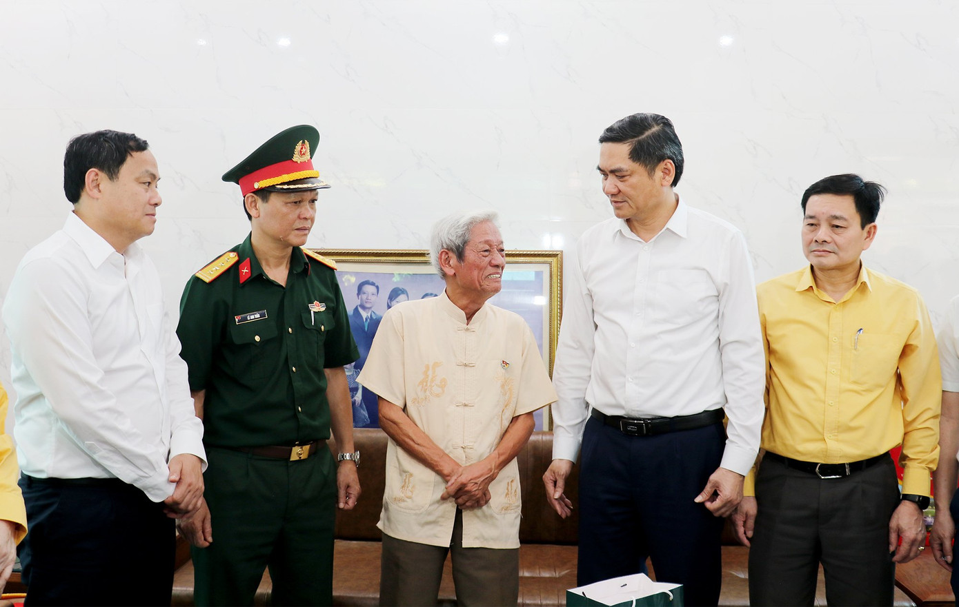 Cựu chiến binh Phạm Đức Minh bật khóc khi kể về quãng thời gian hoạt động cách mạng, tham gia kháng chiến chống Pháp, chống Mỹ cứu nước. Cựu chiến binh Phạm Đức Minh bật khóc khi kể về quãng thời gian hoạt động cách mạng, tham gia kháng chiến chống Pháp, chống Mỹ cứu nước.