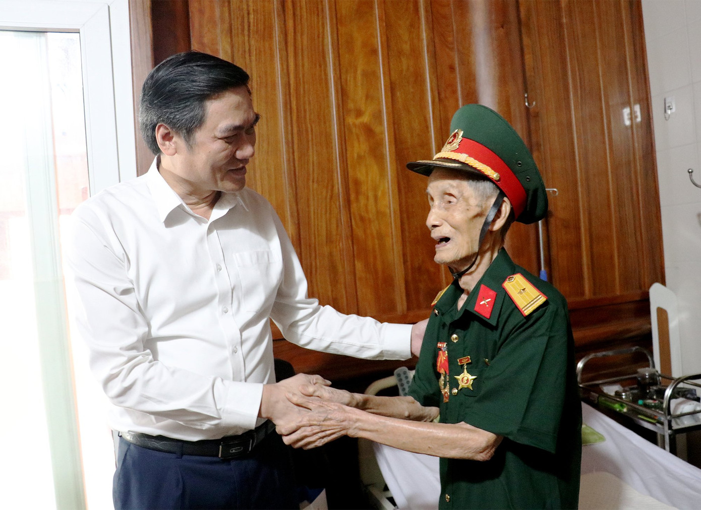 Phó Bí thư Tỉnh ủy Nghệ An Hoàng Nghĩa Hiếu ân cần hỏi thăm sức khỏe cựu chiến sĩ Điện Biên Bùi Đình Hòe. Phó Bí thư Tỉnh ủy Nghệ An Hoàng Nghĩa Hiếu ân cần hỏi thăm sức khỏe cựu chiến sĩ Điện Biên Bùi Đình Hòe.