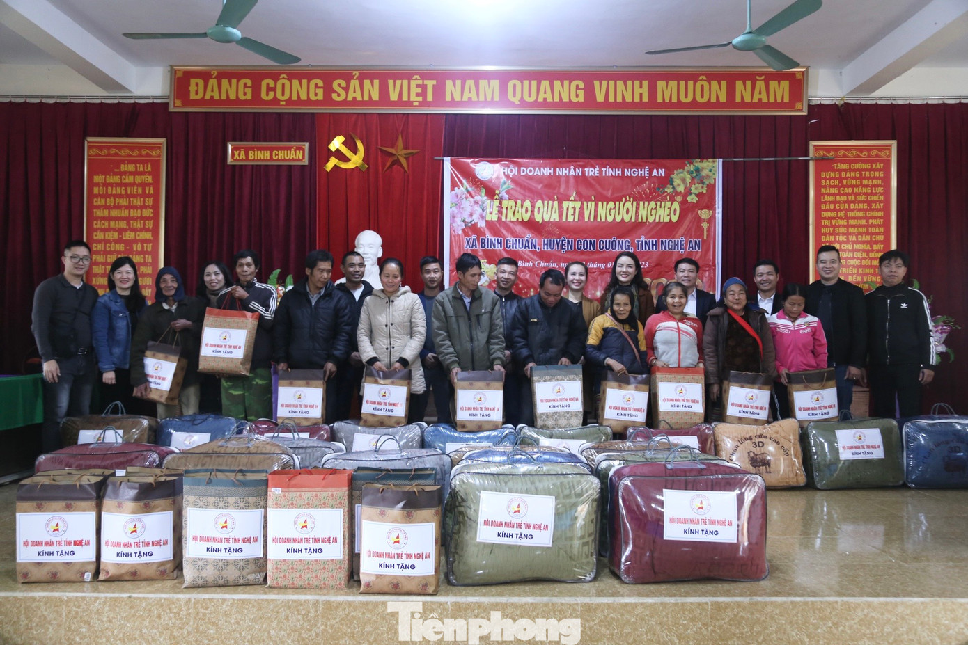 Hội Doanh nhân trẻ Nghệ An đã trao tặng quà Tết cho các hộ nghèo xã Bình Chuẩn, huyện Con Cuông Hội Doanh nhân trẻ Nghệ An đã trao tặng quà Tết cho các hộ nghèo xã Bình Chuẩn, huyện Con Cuông