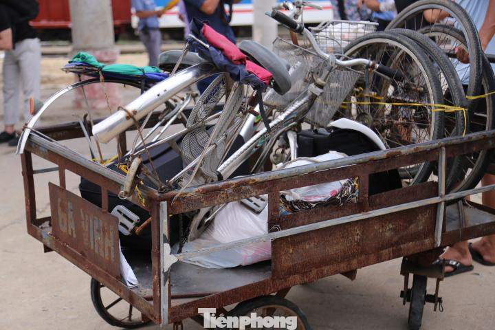 Hành lý của 4 mẹ con