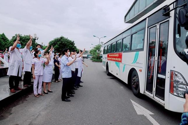 Trước đó, Nghệ An đã điều 52 cán bộ, nhân viên y tế lên đường sang Hà Tĩnh chống dịch. Trước đó, Nghệ An đã điều 52 cán bộ, nhân viên y tế lên đường sang Hà Tĩnh chống dịch.