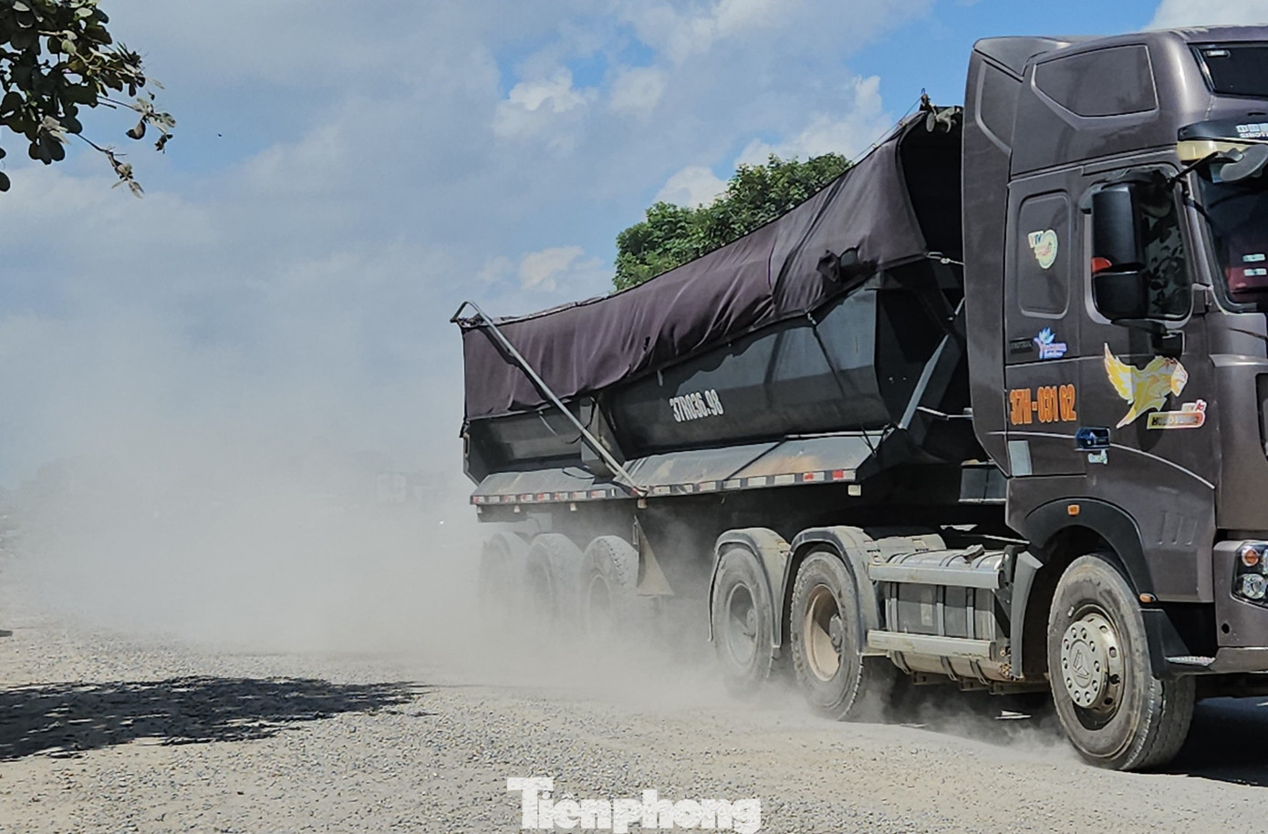 Nhiều xe trọng tải lớn lưu thông trên tuyến đường