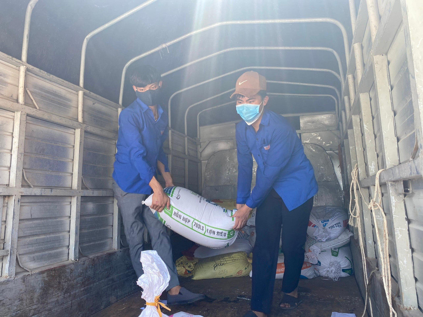 Tiếp sức cho lực lượng tuyến đầu và các vùng bị cách ly, phong toả.