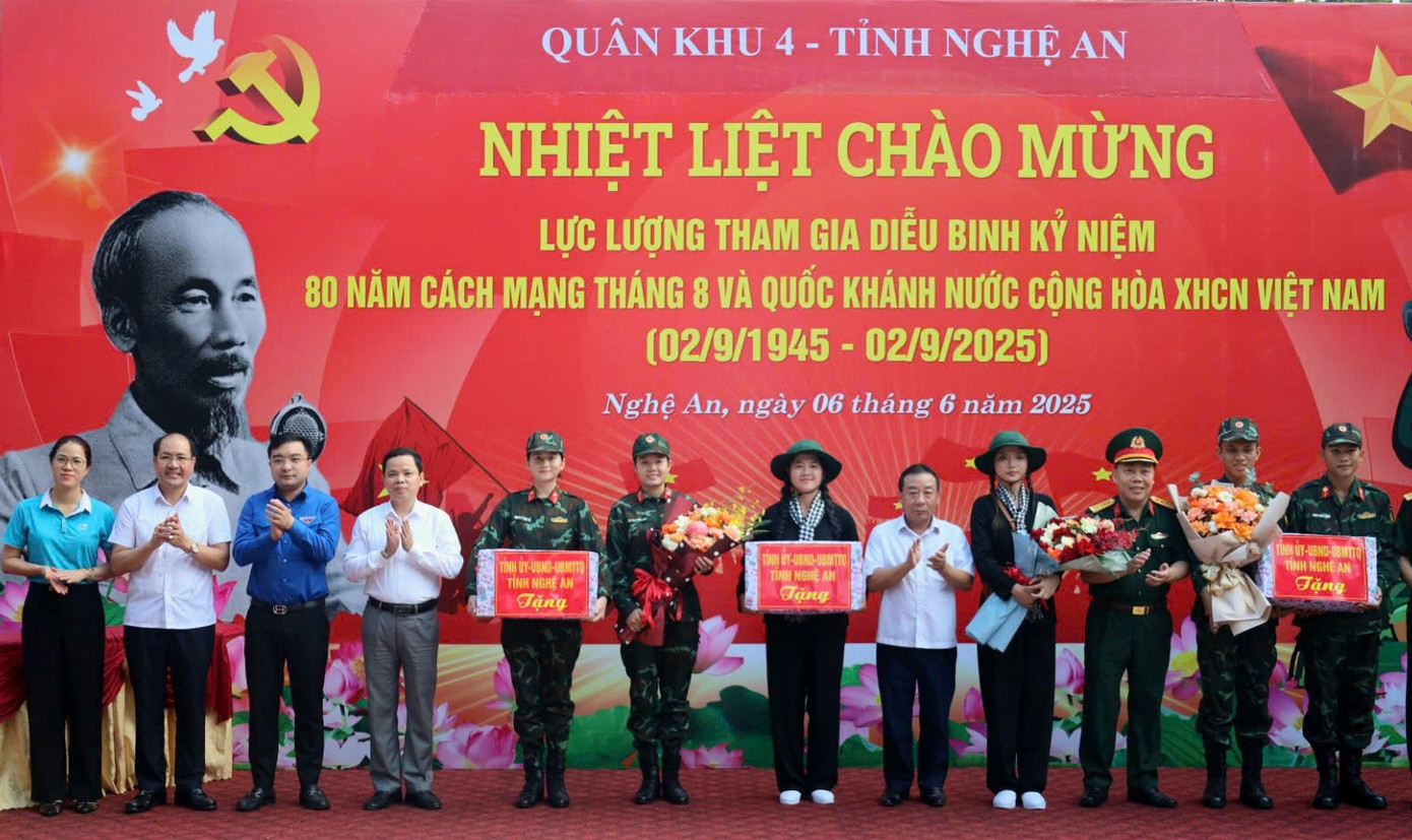 Lãnh đạo UBND tỉnh, UBMTTQ tỉnh, Bộ CHQS tỉnh Nghệ An tặng hoa, quà các khối lực lượng tham gia diễu binh, diễu hành.