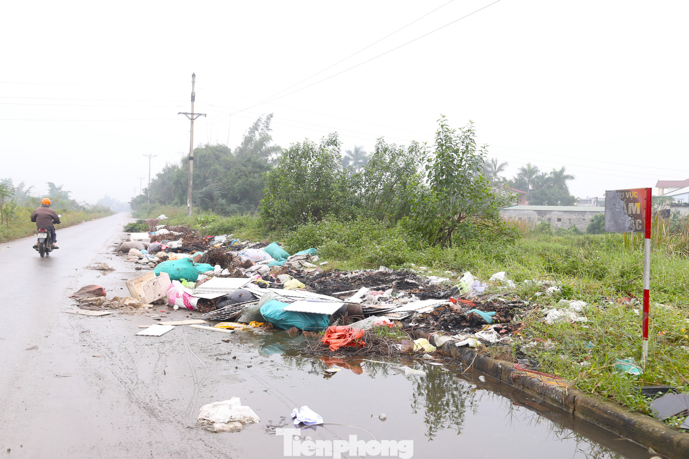 Mặc dù có biển cấm đổ rác nhưng rác thải vẫn ngập tràn trên tuyến đường.
