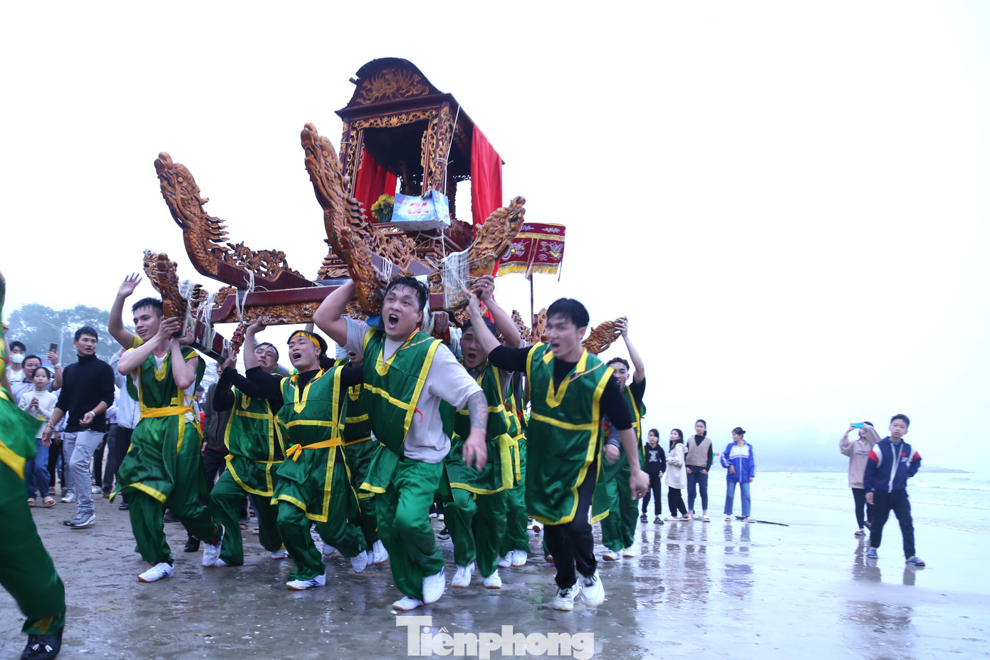 Những thanh niên trai tráng thực hiện tục chạy Ói. Vừa vác kiệu, họ vừa chạy về phía núi Ói và hát những câu cổ vũ.