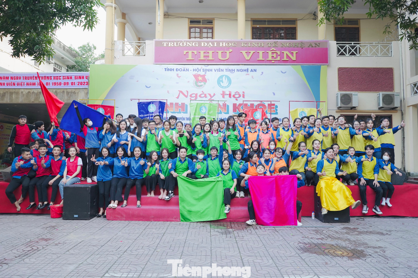 Ban Thường vụ Tỉnh Đoàn Nghệ An, Ban Thư ký Hội Sinh viên tỉnh Nghệ An vừa tổ chức “Ngày hội Truyền thống học sinh, sinh viên” năm 2023 với chuỗi hoạt động: Ngày hội “Sinh viên khoẻ”; Gian hàng sinh viên; Đêm hội âm nhạc “Sắc màu sinh viên”. Ngày hội với sự tham gia của gần 1.000 học sinh, sinh viên trên địa bàn toàn tỉnh đã tạo không khí thi đua sôi nổi, là nơi gặp gỡ, giao lưu, kết nối các bạn học sinh, sinh viên. (Ảnh: TH)