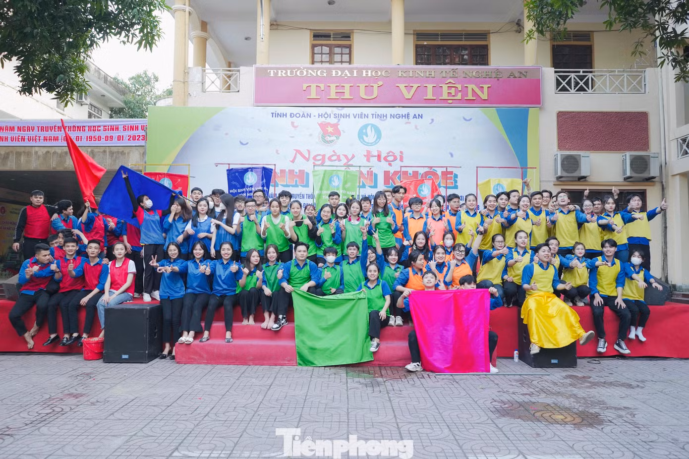 Ban Thường vụ Tỉnh Đoàn Nghệ An, Ban Thư ký Hội Sinh viên tỉnh Nghệ An vừa tổ chức “Ngày hội Truyền thống học sinh, sinh viên” năm 2023 với chuỗi hoạt động: Ngày hội “Sinh viên khoẻ”; Gian hàng sinh viên; Đêm hội âm nhạc “Sắc màu sinh viên”. Ngày hội với sự tham gia của gần 1.000 học sinh, sinh viên trên địa bàn toàn tỉnh đã tạo không khí thi đua sôi nổi, là nơi gặp gỡ, giao lưu, kết nối các bạn học sinh, sinh viên. (Ảnh: TH)