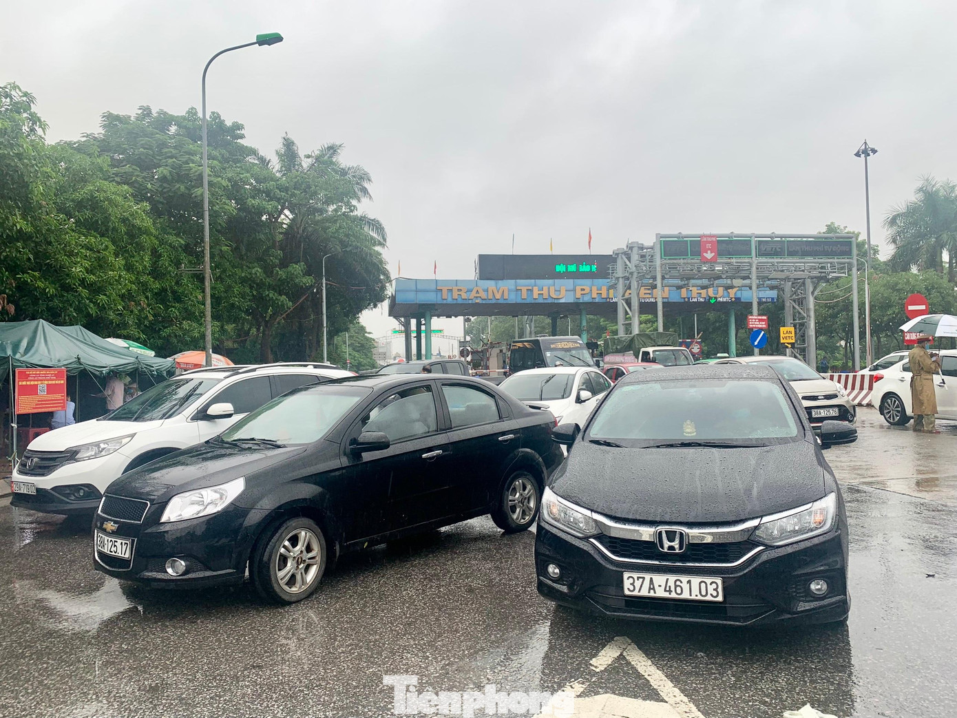 Nhiều xe phải dừng xuống khai báo y tế và xét nghiệm SARS-CoV-2