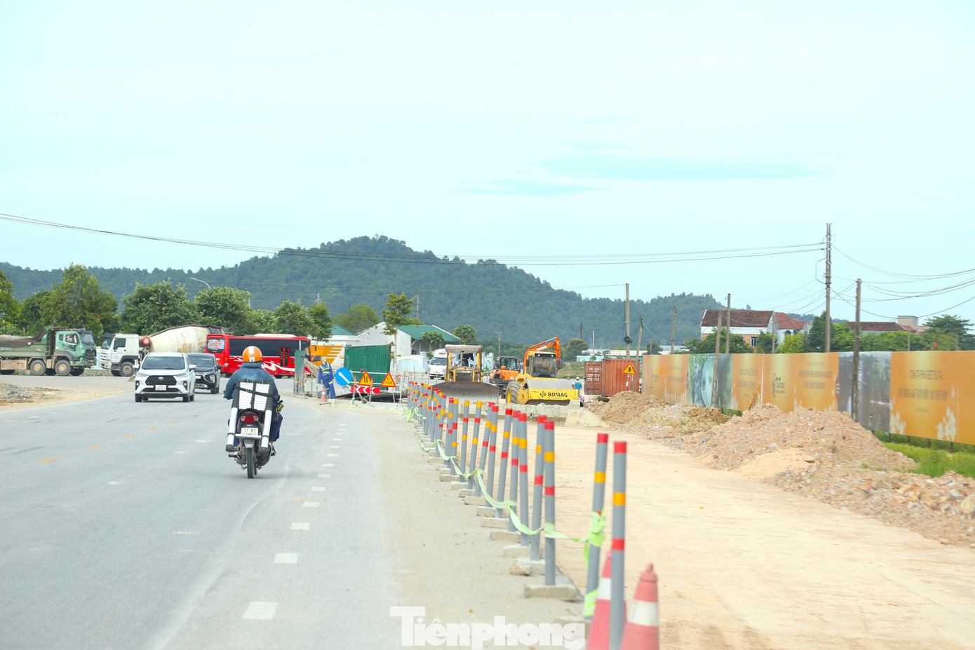 Là tuyến giao thông huyết mạch kết nối thành phố Vinh với huyện Nam Đàn, dự án mở rộng quốc lộ 46 không chỉ mang ý nghĩa phát triển hạ tầng mà còn thúc đẩy kinh tế - xã hội khu vực. Tuy nhiên, tiến độ thực hiện của dự án đang đối mặt với nhiều trở ngại. Là tuyến giao thông huyết mạch kết nối thành phố Vinh với huyện Nam Đàn, dự án mở rộng quốc lộ 46 không chỉ mang ý nghĩa phát triển hạ tầng mà còn thúc đẩy kinh tế - xã hội khu vực. Tuy nhiên, tiến độ thực hiện của dự án đang đối mặt với nhiều trở ngại.