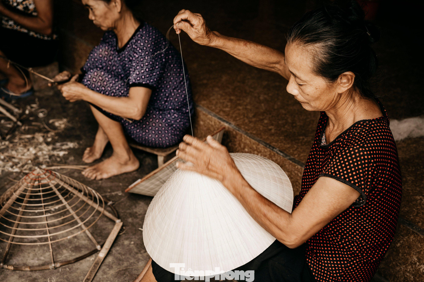 Gần 70 năm gắn bó, bà Nguyễn Thị Lưu cho biết, trước đây, làm nón là nghề chủ lực, hầu hết phụ nữ trong làng ai cũng biết chằm nón, nhưng hiện nay chỉ còn vài hộ theo nghề.