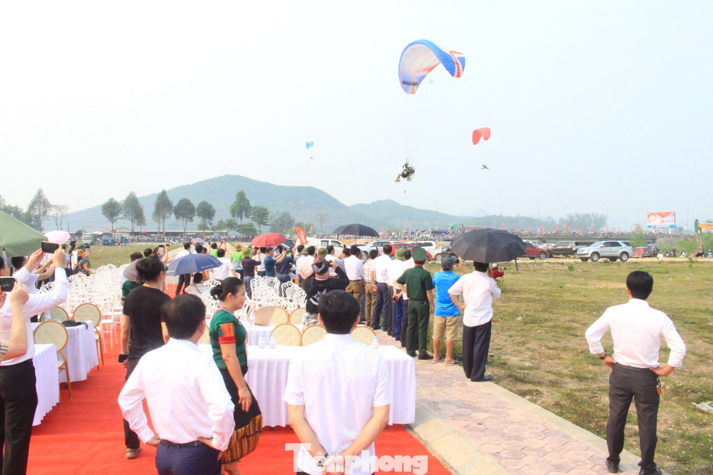 Người dân chiêm ngưỡng màn biểu diễn ấn tượng từ hàng chục dù lượn