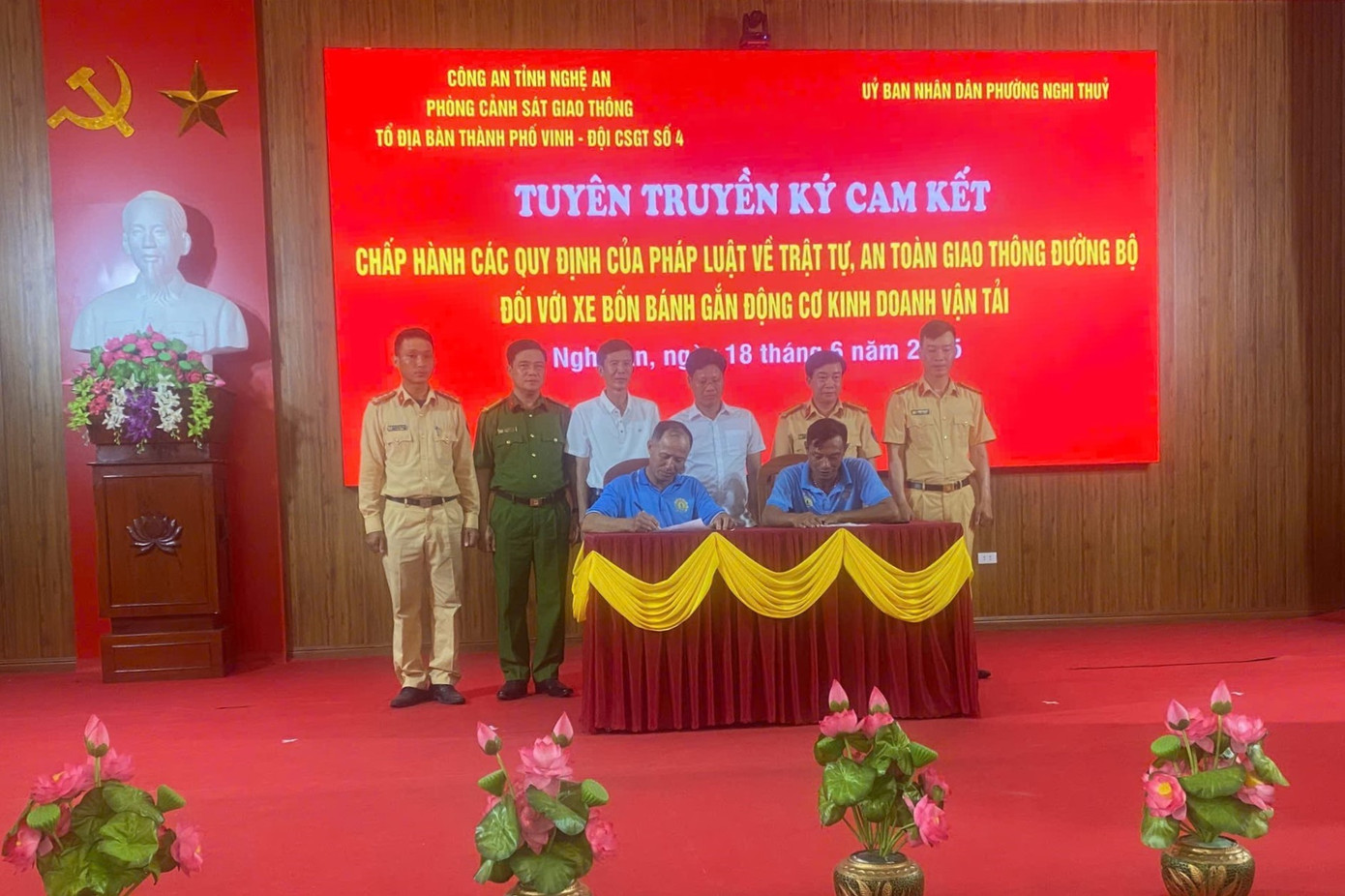 Ký cam kết chấp hành các quy định của pháp luật về trật tự, an toàn giao thông đường bộ đối với xe bốn bánh gắn động cơ kinh doanh vận tải Ký cam kết chấp hành các quy định của pháp luật về trật tự, an toàn giao thông đường bộ đối với xe bốn bánh gắn động cơ kinh doanh vận tải