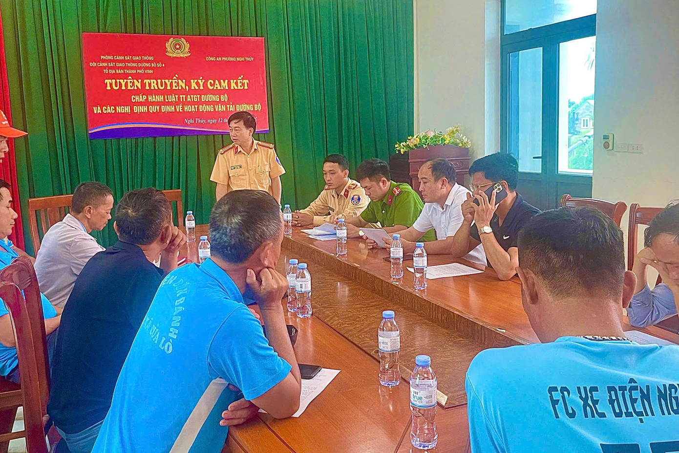 Công an tỉnh Nghệ An tuyên truyền cho các hộ dân về các quy định của pháp luật đối với xe chở người bốn bánh có gắn động cơ (xe điện) kinh doanh vận tải Công an tỉnh Nghệ An tuyên truyền cho các hộ dân về các quy định của pháp luật đối với xe chở người bốn bánh có gắn động cơ (xe điện) kinh doanh vận tải