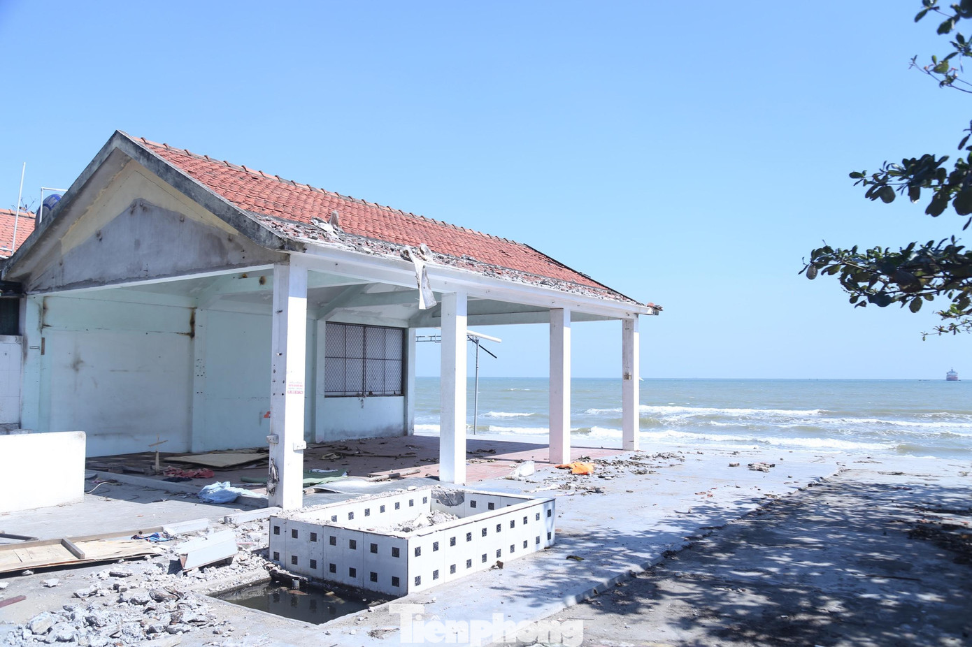 Phường Nghi Hương, TX Cửa Lò có 56 ki ốt và 4 bãi giữ xe. Đến nay, đã có 25 ki ốt và các bãi giữ xe được tháo dỡ, trả lại mặt bằng; 18 ki ốt đã chuyển đồ về nhưng chưa tháo dỡ.