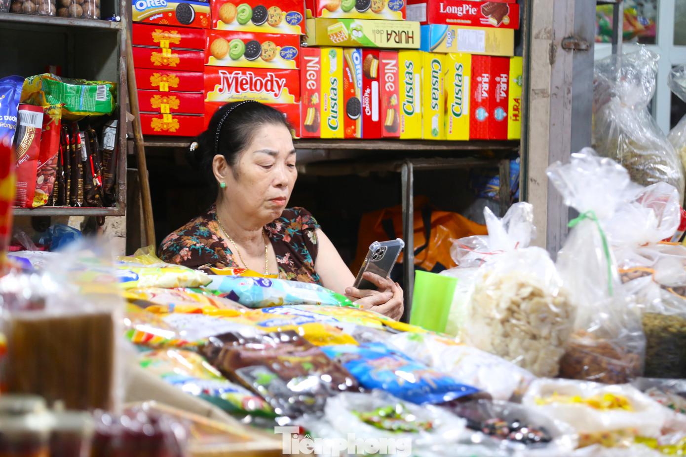 Vắng khách, nhiều tiểu thương ngồi lướt điện thoại giết thời gian. Vắng khách, nhiều tiểu thương ngồi lướt điện thoại giết thời gian.