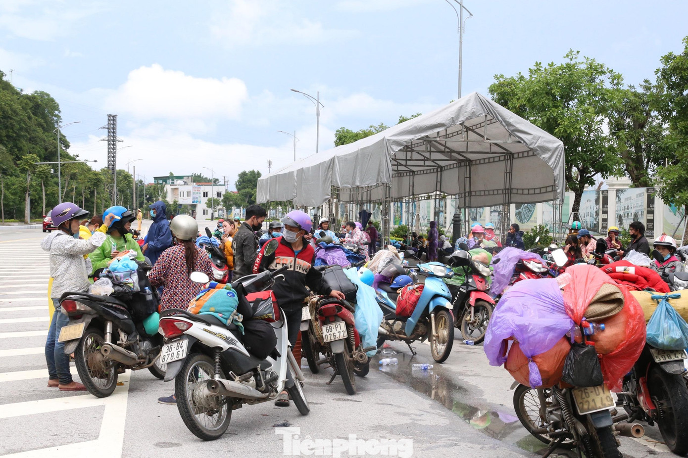 Ngày 5/10, nhiều người đi xe máy, chở người thân và hành lý nối đuôi nhau chạy qua chốt kiểm soát cầu Bến Thủy (Nghệ An). Sau khi khai báo y tế, người dân đứng bên lề đường chờ cảnh sát giao thông bố trí xe dẫn đường. Ngày 5/10, nhiều người đi xe máy, chở người thân và hành lý nối đuôi nhau chạy qua chốt kiểm soát cầu Bến Thủy (Nghệ An). Sau khi khai báo y tế, người dân đứng bên lề đường chờ cảnh sát giao thông bố trí xe dẫn đường.