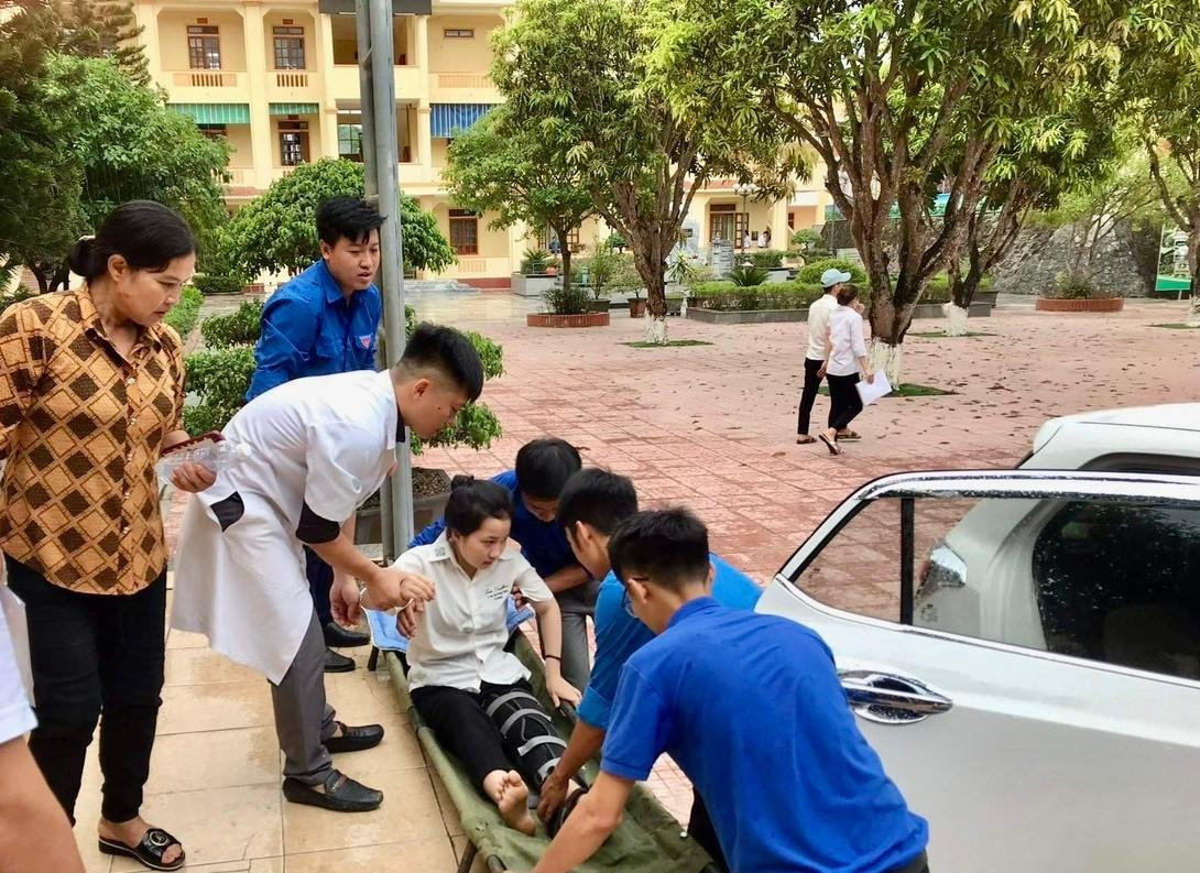 Tài xế taxi 0 đồng đưa đón nữ sinh đến điểm thi sau đó được các bạn tình nguyện viên hỗ trợ đưa lên cáng rồi lên phòng thi. Tài xế taxi 0 đồng đưa đón nữ sinh đến điểm thi sau đó được các bạn tình nguyện viên hỗ trợ đưa lên cáng rồi lên phòng thi.