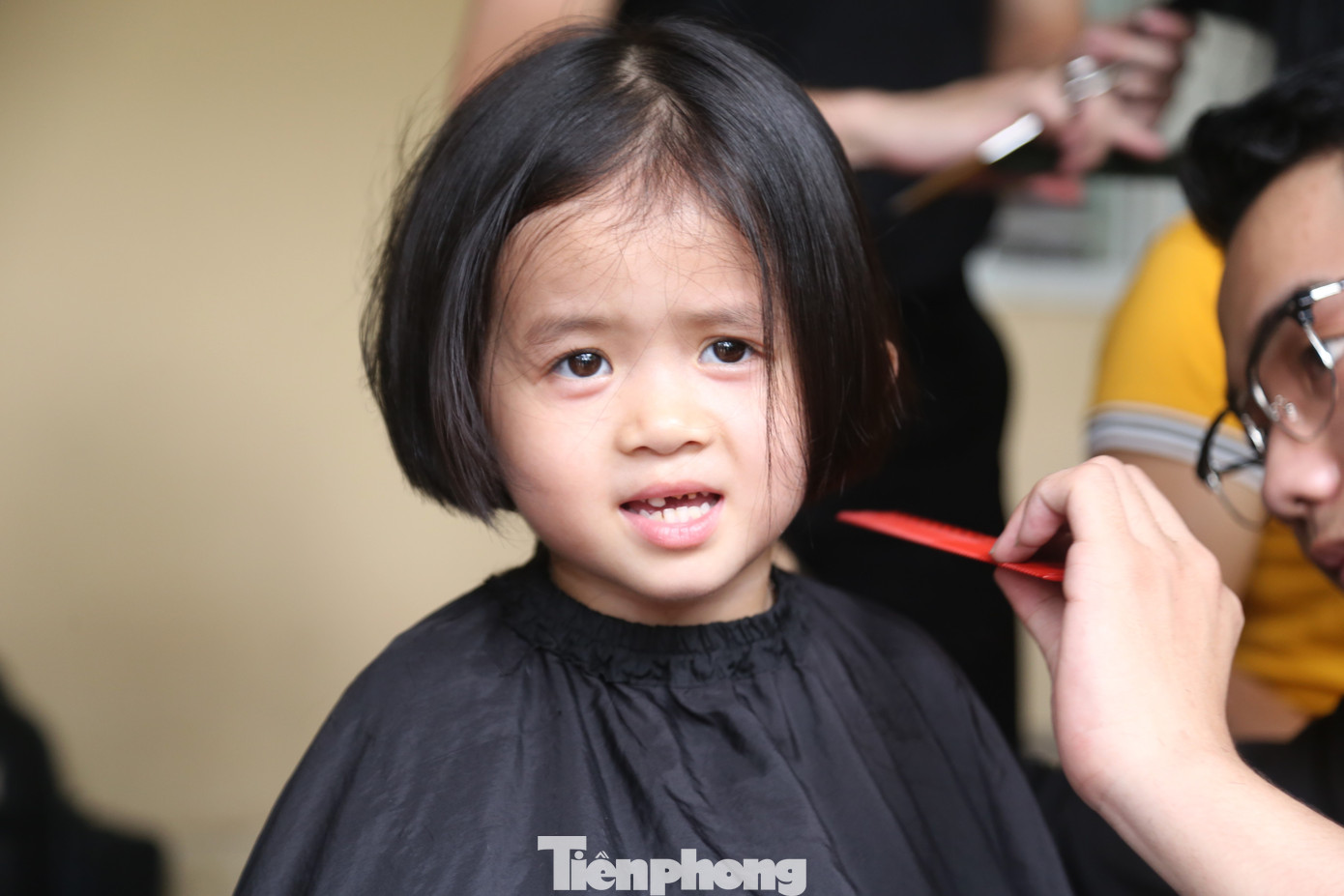 Bé Nguyễn Hoàng Bảo An (4 tuổi, trú huyện Hưng Nguyên, Nghệ An) được xem là người hiến tóc nhỏ tuổi nhất. “Khi biết đến chương trình, tôi cho con xem hình ảnh các bạn ung thư bị rụng tóc và nói con đi hiến tóc, con rất hào hứng”, mẹ Bảo An chia sẻ.