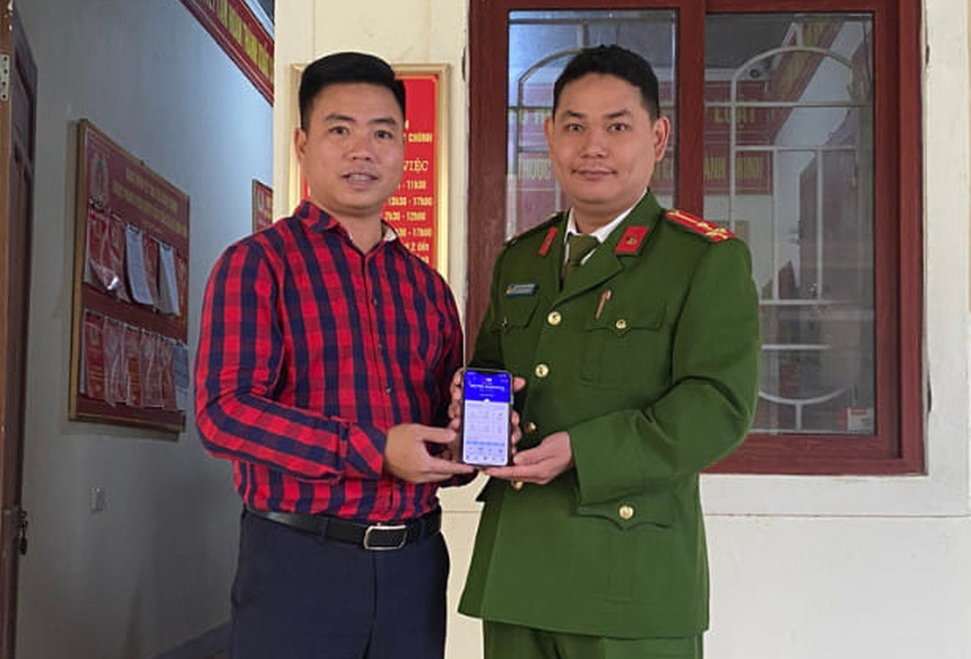 Trước sự chứng kiến của các cơ quan chức năng, anh Phúc đồng ý để ngân hàng thu hồi số tiền 719 triệu đồng, chuyển trả cho chủ nhân. Trước sự chứng kiến của các cơ quan chức năng, anh Phúc đồng ý để ngân hàng thu hồi số tiền 719 triệu đồng, chuyển trả cho chủ nhân.