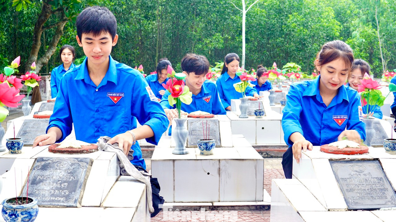 Dịp này, 100% các cơ sở Đoàn ra quân chỉnh trang, cải tạo nghĩa trang liệt sĩ.