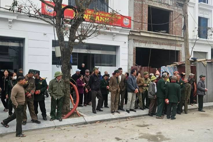 Hàng chục người cao tuổi ở huyện miền núi được chở xuống thành phố Vinh để tham dự hội thảo. Hàng chục người cao tuổi ở huyện miền núi được chở xuống thành phố Vinh để tham dự hội thảo.