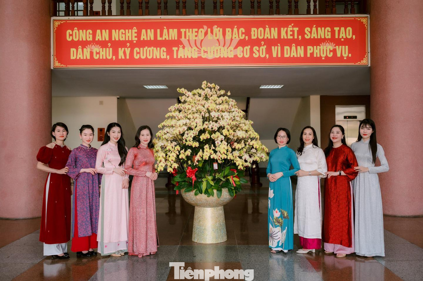 Hoạt động góp phần nâng cao vai trò, vị trí của người phụ nữ Việt Nam trong thời đại mới nói chung và nữ cán bộ công an nhân dân nói riêng trong việc bảo tồn, phát huy và quảng bá các giá trị văn hóa truyền thống của trang phục dân tộc Việt Nam. Trong ảnh, phụ nữ Công an tỉnh Nghệ An duyên dáng trong tà áo dài.