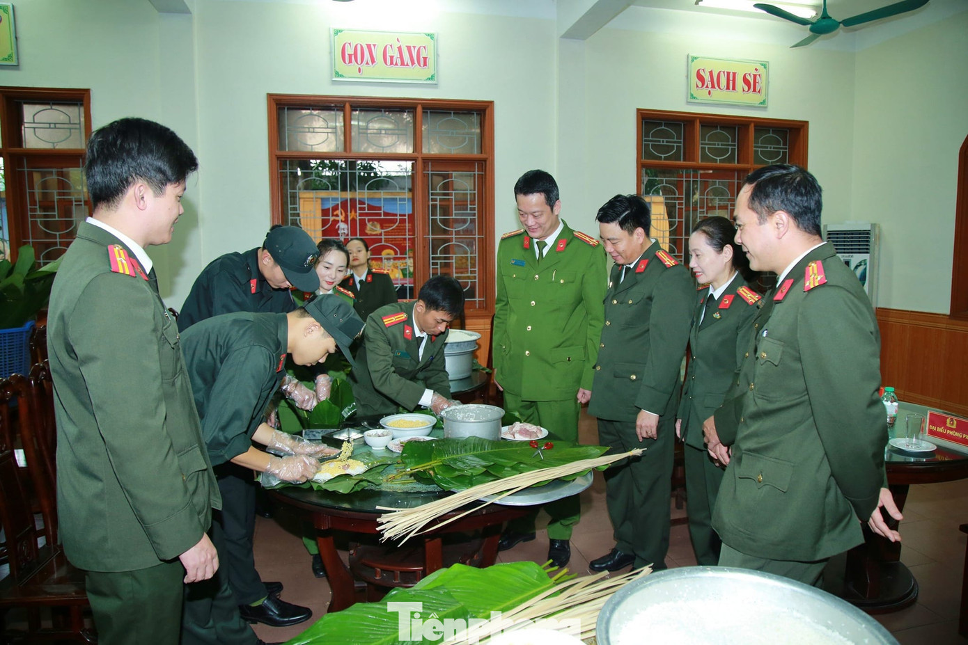 Nhân dịp Tết nguyên đán Giáp Thìn, công an tỉnh Nghệ An tổ chức chương trình gói, nấu bánh chưng để gửi tặng bệnh nhân đang điều trị tại các bệnh viện tuyến tỉnh trên địa bàn.