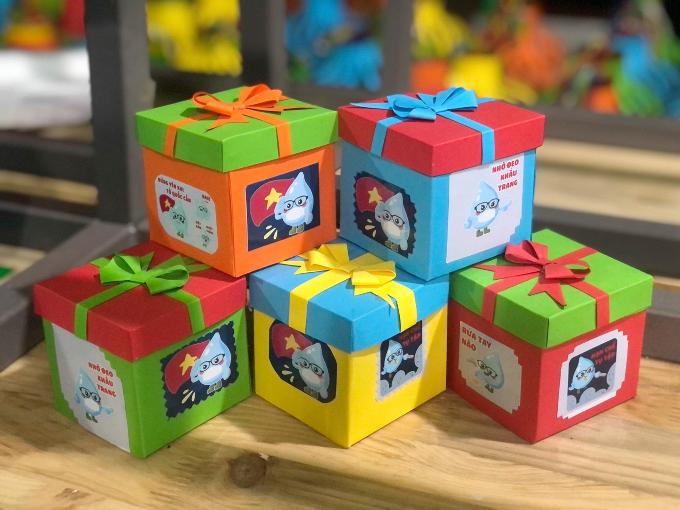 Những chiếc hộp quà gắn logo phòng chống dịch COVID-19.