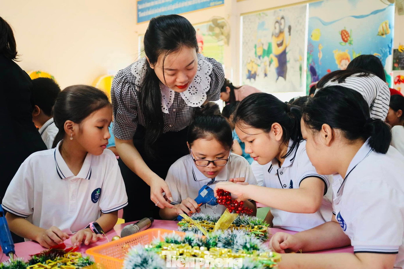 Được sự hướng dẫn tận tình của các cô giáo, các em học sinh nhanh chóng hoàn thành sản phẩm.