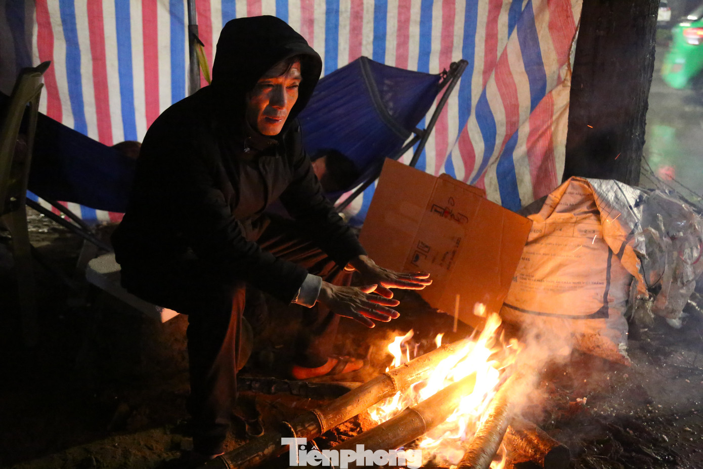 Mưa rét khiến công việc của các tiểu thương buôn bán cây cảnh thêm phần vất vả.