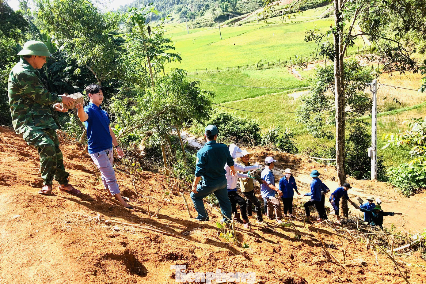 Địa hình đồi núi cao khiến việc vận chuyển vật liệu gặp nhiều khó khăn Địa hình đồi núi cao khiến việc vận chuyển vật liệu gặp nhiều khó khăn