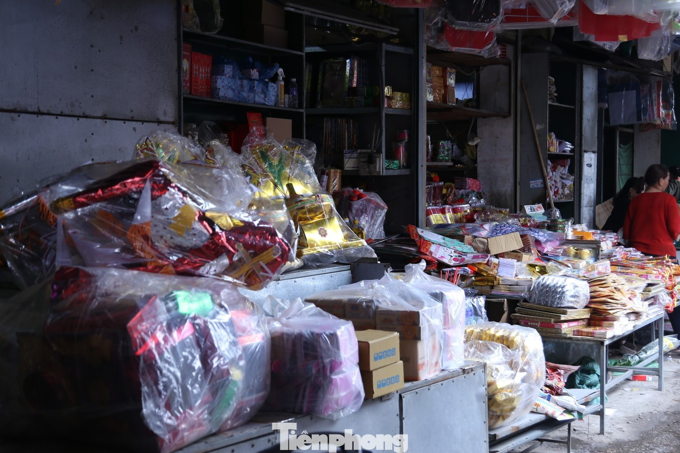 Bà Lan, tiểu thương bán mặt hàng này cho hay, năm nay số lượng người mua vàng mã dịp Rằm tháng Giêng giảm, nguyên do một phần người dân đã mua từ trước Tết và dần dần giảm thói quen đốt nhiều vàng mã.