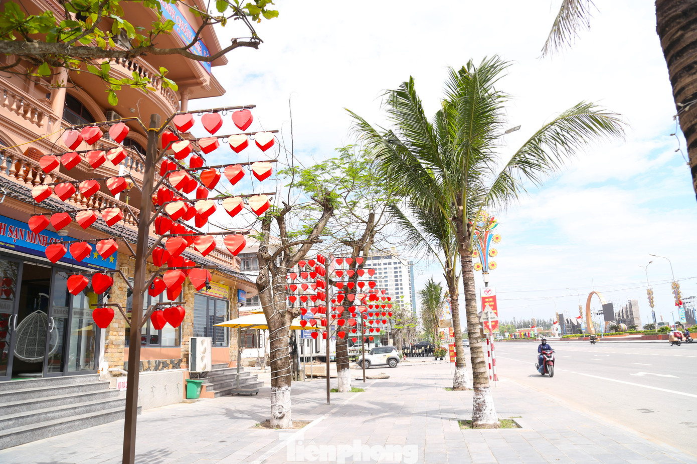 Theo ghi nhận, dọc các tuyến đường, công nhân đang đẩy nhanh tiến độ hoàn thành các điểm check-in, trang trí các tiểu cảnh để phục vụ du khách. Theo ghi nhận, dọc các tuyến đường, công nhân đang đẩy nhanh tiến độ hoàn thành các điểm check-in, trang trí các tiểu cảnh để phục vụ du khách.