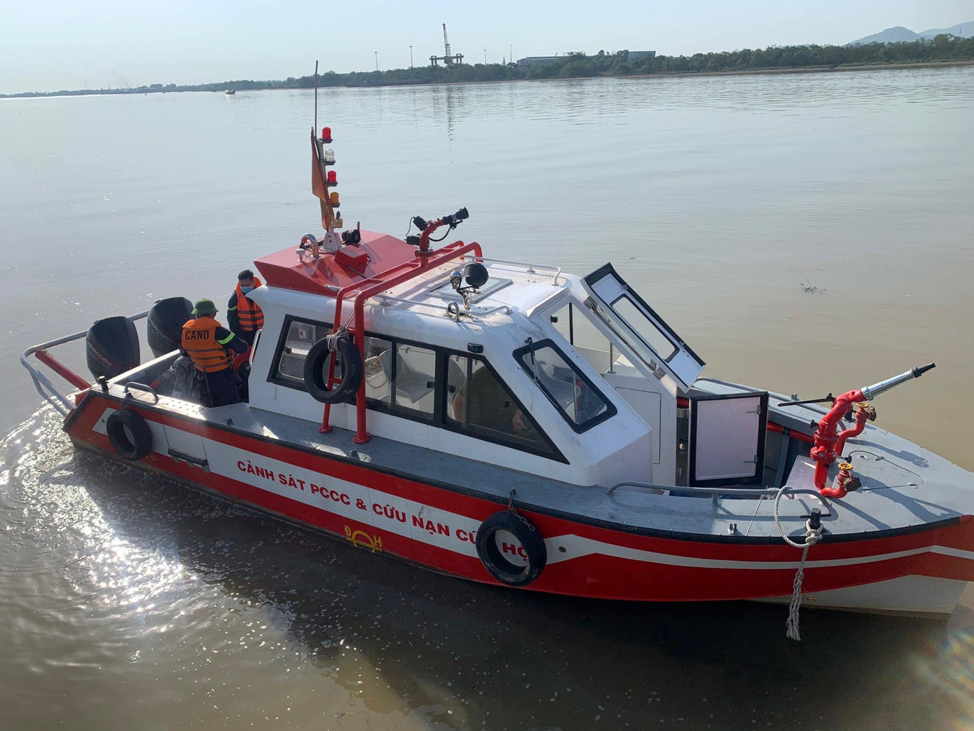 Lực lượng chức năng tìm kiếm chị H. trên sông Lam