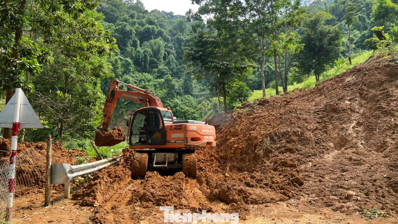 Hiện 3 bản Huồi Hốc, Lưu Tân và Thảo Đi (xã Bảo Nam) với hơn 1.400 nhân khẩu vẫn đang bị chia cắt. Ít nhất phải mất 7 ngày tới mới khai thông tuyến đường đi vào các bản này.