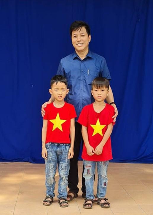 Ban Giám hiệu nhà trường tuyên dương em Phong và Quang.