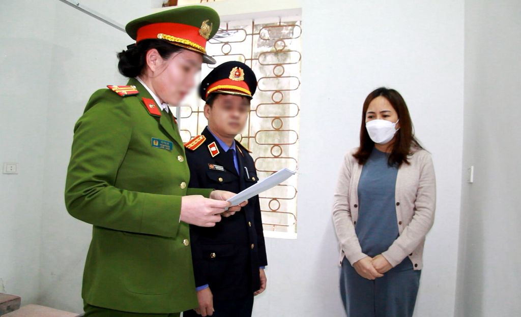 Cơ quan chức năng tiến hành tống đạt quyết định khởi tố, bắt tạm giam đối với bị can Đinh Thị Hòa về hành vi “đưa hối lộ” Cơ quan chức năng tiến hành tống đạt quyết định khởi tố, bắt tạm giam đối với bị can Đinh Thị Hòa về hành vi “đưa hối lộ”