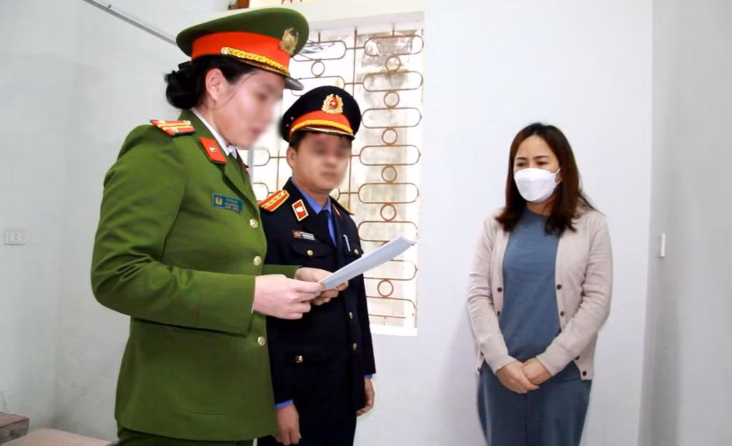 Cơ quan chức năng tiến hành tống đạt quyết định khởi tố, bắt tạm giam đối với bị can Đinh Thị Hòa về hành vi “đưa hối lộ” Cơ quan chức năng tiến hành tống đạt quyết định khởi tố, bắt tạm giam đối với bị can Đinh Thị Hòa về hành vi “đưa hối lộ”