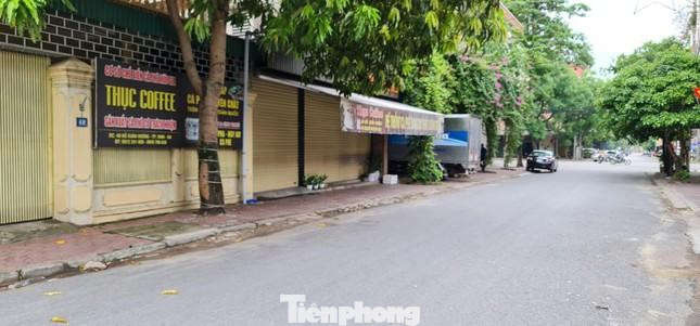 Các quán bar, cà phê,... chưa được phép kinh doanh trở lại. Các quán bar, cà phê,... chưa được phép kinh doanh trở lại.