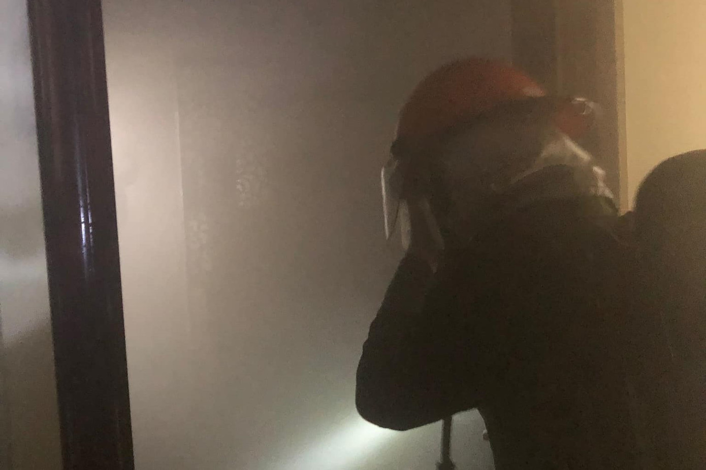 Lực lượng chức năng phá cửa triển khai chữa cháy