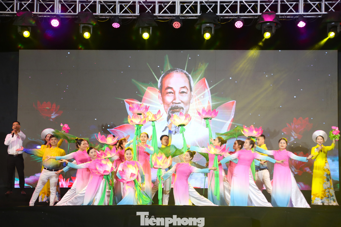 Tối 17/5, tại phố đi bộ thành phố Vinh, Sở Văn hóa và Thể thao tỉnh Nghệ An tổ chức lễ hội quảng diễn đường phố Quê hương mùa Sen nở, trưng bày triển lãm ảnh chuyên đề Hồ Chí Minh - Đẹp nhất tên Người và tổng kết Liên hoan Tiếng hát Làng Sen tỉnh Nghệ An năm 2024.