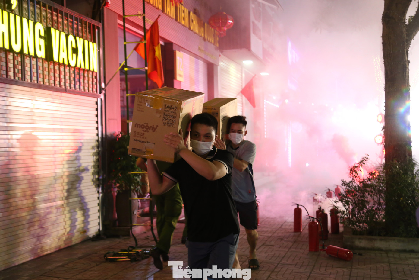 Ngay khi vụ việc xảy ra, chuông báo động vang lên, các thành viên trong Tổ liên gia an toàn PCCC đã nhanh chóng có mặt, sử dụng các bình chữa cháy dập lửa, không để lây lan và di chuyển hàng hóa, người bị nạn mắc kẹt.