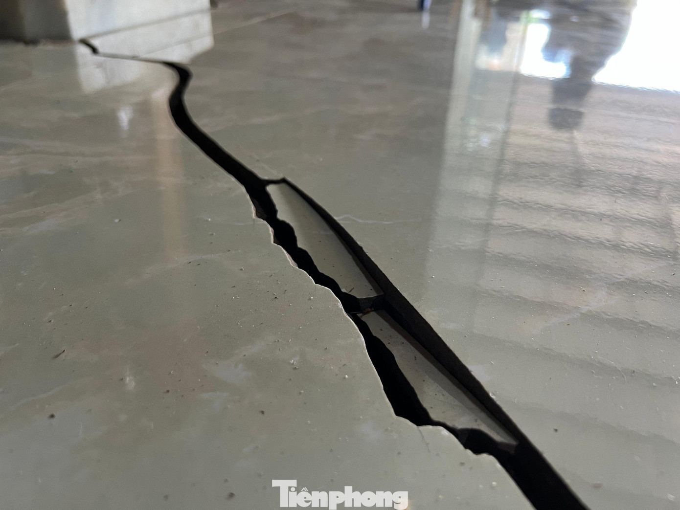 Những vết nứt càng ngày càng lớn dần khiến bà Nga vô cùng bất an