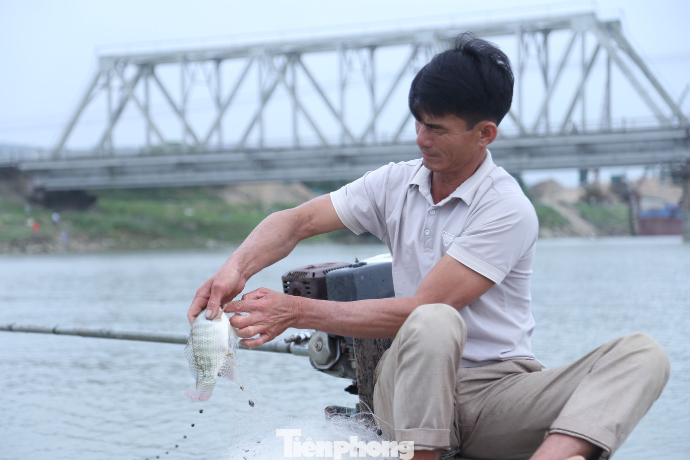 “Ngày xưa tôm cá nhiều bắt không xuể, nhưng giờ nước ô nhiễm, cá cũng không còn mà bắt. Hôm nào may mắn thì kiếm được 100-200 nghìn đồng, nhưng có những khi 2-3 ngày không kiếm được một đồng nào”, anh Nguyễn Văn Toàn (SN 1985) chia sẻ. “Ngày xưa tôm cá nhiều bắt không xuể, nhưng giờ nước ô nhiễm, cá cũng không còn mà bắt. Hôm nào may mắn thì kiếm được 100-200 nghìn đồng, nhưng có những khi 2-3 ngày không kiếm được một đồng nào”, anh Nguyễn Văn Toàn (SN 1985) chia sẻ.