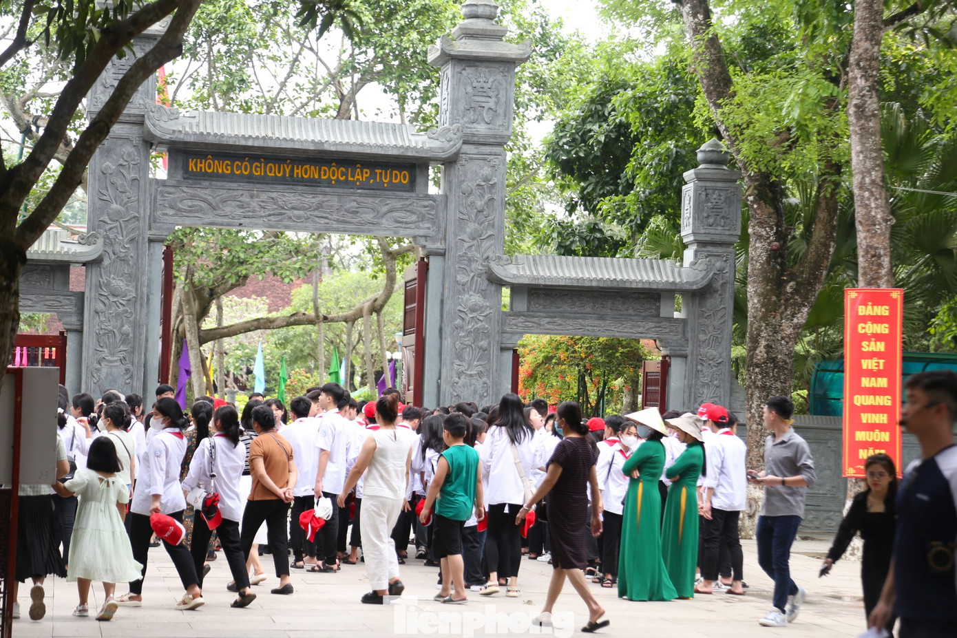 Hàng năm, đặc biệt là vào dịp sinh nhật của Người, du khách muôn phương đã về đây để thăm và nghe kể về những năm tháng ấu thơ của Chủ tịch Hồ Chí Minh.