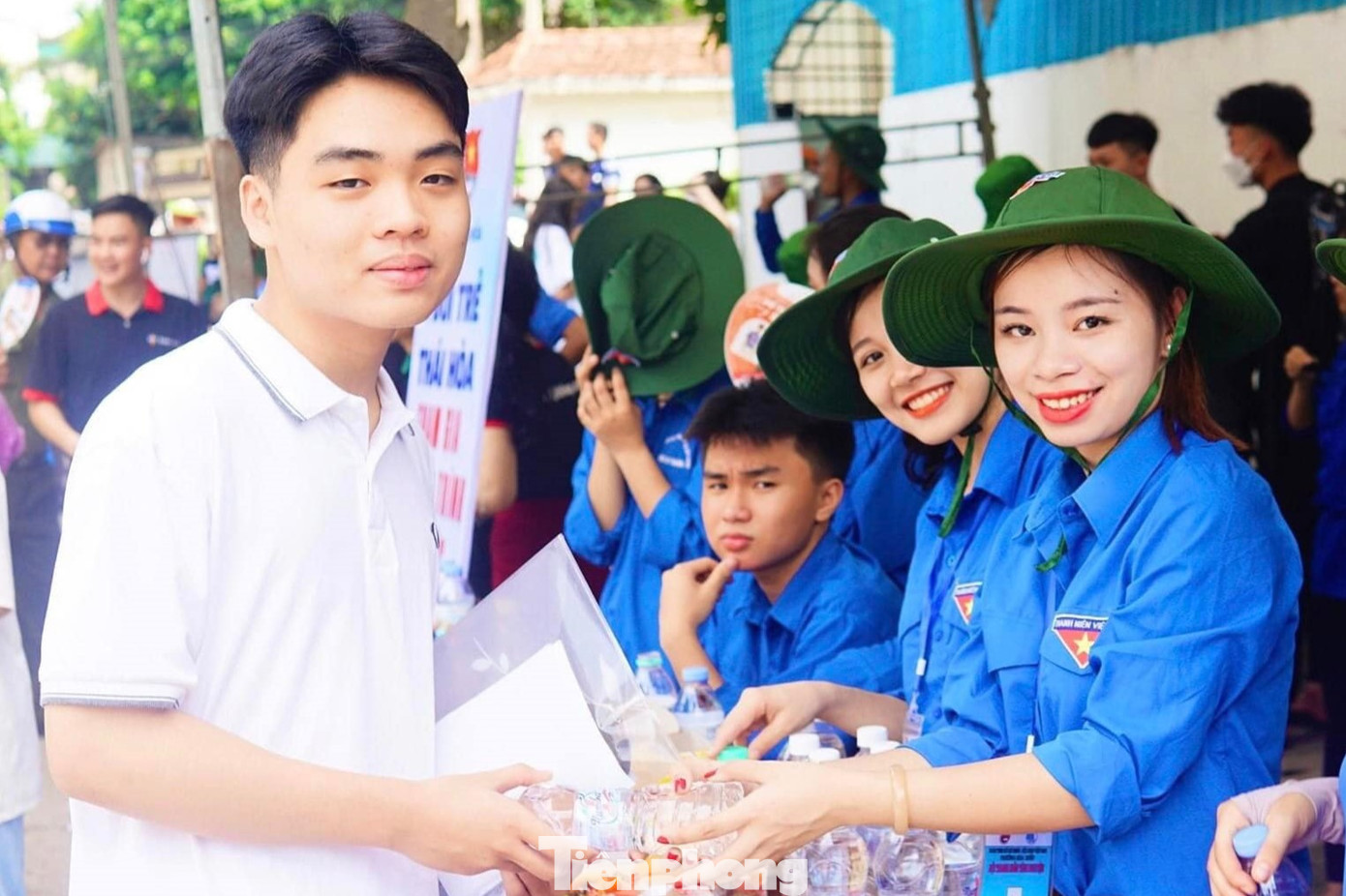 Tình nguyện viên luôn có mặt tại điểm thi để hỗ trợ, tiếp sức mùa thi.