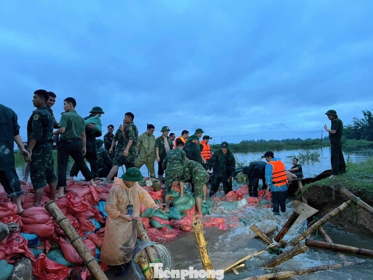 Sau gần 12 giờ đồng hồ, lực lượng chức năng đã khắc phục cơ bản sự cố tại đê kênh thấp.